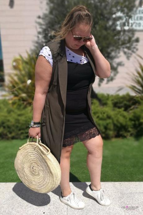 look talla grande curvy con chaleco militar de mango outlet con vestido lencero negro de tirantes y encaje con sneakers y capazo redondo outfit verano