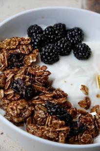 Como hacer granola casera y preparar un desayuno sano
