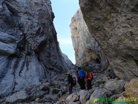 Torre Blanca: Canal de la Jenduda tras superar el paso con cuerda