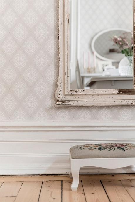 escabel de madera pintado en blanco, espejo de pared decapado