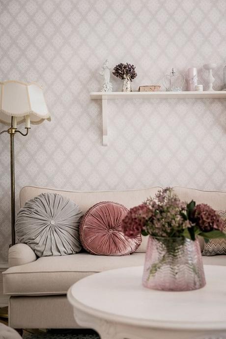 papel pintado en tonos rosa palo, cojines de terciopelo