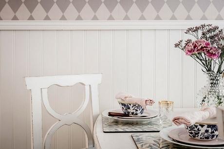 friso zocalo de madera alistonada en blanco, papel pintado rombos