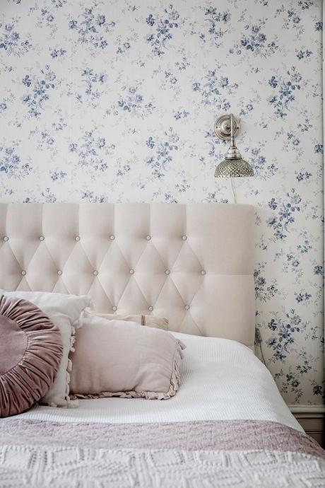 papel pintado motivos florales, dormitorio cabecero tapizado capitoné