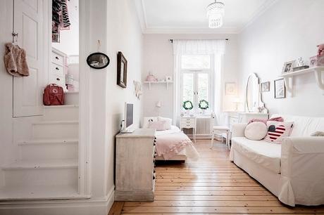 dormitorio infantil con zona de juegos en rosa