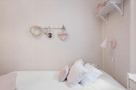 dormitorio infantil en rosa estilo vintage, papel pintado