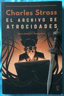 Portada del libro El archivo de atrocidades, de Charles Stross