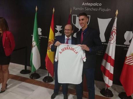 El jugador del Balonmano Montequinto Antonio Serradilla homenajeado por el Sevilla Fc tras proclamarse subcampeón del Mundo juvenil