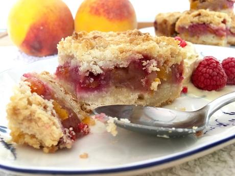 Barritas de melocotón y frambuesas (peach raspberry crumb bars)