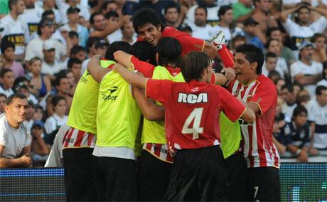 Estudiantes sacó su viejo libreto y se quedó con el clásico