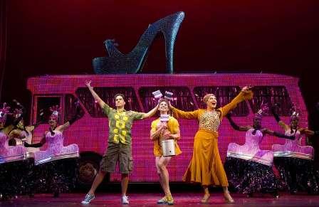 Curiosidades: Un zapato gigante de Manolo Blahnik en el musical Priscilla del Desierto