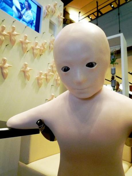 Elfoid, el teléfono móvil humanoide