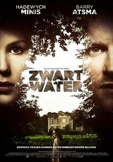 Two eyes staring (Zwart water)