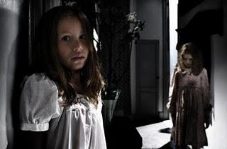 Two eyes staring (Zwart water)