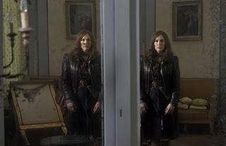 Two eyes staring (Zwart water)