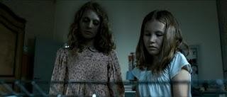 Two eyes staring (Zwart water)