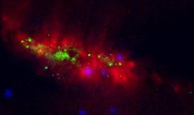 Fuertes vientos galácticos levantan el polvo de M82