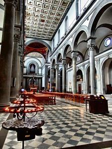 En Florencia, la basílica de San Lorenzo, la casa de Dante