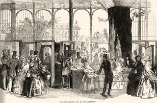 Las puertas de acceso al Palacio de Cristal se antojan insuficientes para la avalancha de gente que pretende acceder