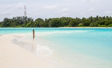 Buscando tiburones desde la picnic island, con Mathiveri de fondo