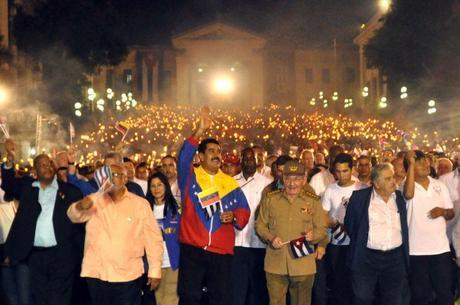 Raul-castro-marcha-antorchas-celac4-580x385-1