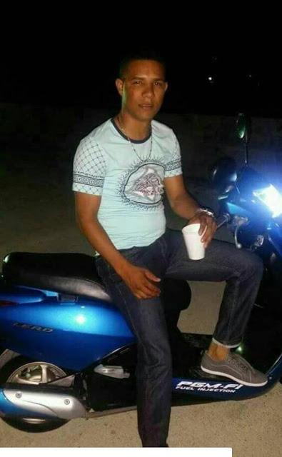 Muere en Barahona jóven echaba carretera de motocicleta.