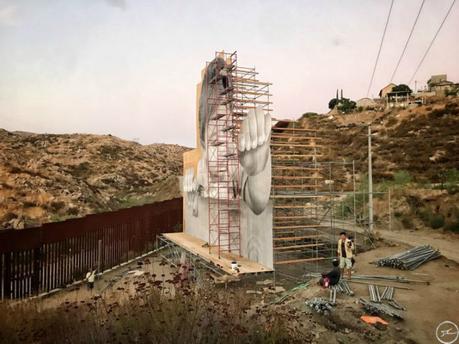 Un niño observa tierra norteamericana desde México en este proyecto contra el muro de Trump