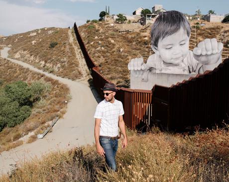 Un niño observa tierra norteamericana desde México en este proyecto contra el muro de Trump