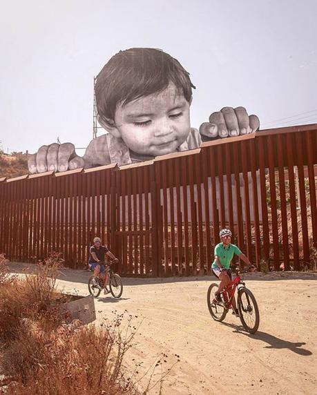 Un niño observa tierra norteamericana desde México en este proyecto contra el muro de Trump