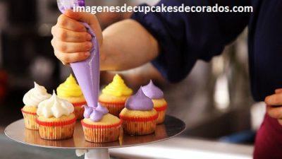 cupcakes de vainilla decorados crema