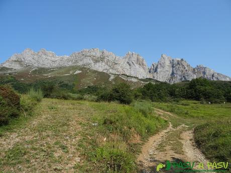 Ruta a la Torre Bermeja: camino a Pantivalles