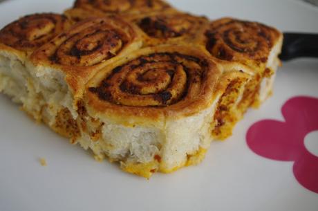 PAN RELLENO DE PESTO ROJO