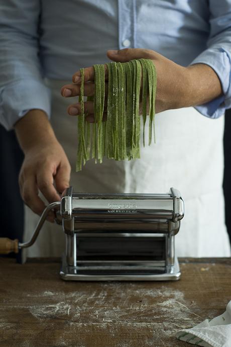 PASTA FRESCA DE ESPINACAS CON SALSA DE PIQUILLOS Y CALAMAR A LA PARRILLA