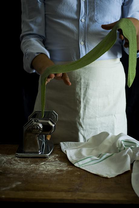 PASTA FRESCA DE ESPINACAS CON SALSA DE PIQUILLOS Y CALAMAR A LA PARRILLA