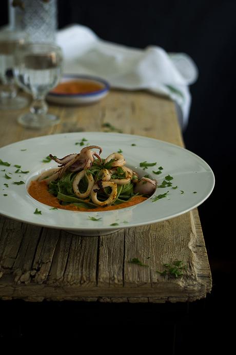 PASTA FRESCA DE ESPINACAS CON SALSA DE PIQUILLOS Y CALAMAR A LA PARRILLA