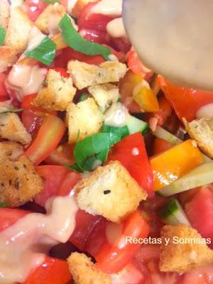 ENSALADA DE TOMATES, PEPINO Y PICATOSTES CON SALSA DE ANCHOAS Y UN TOQUE DE ALBAHACA