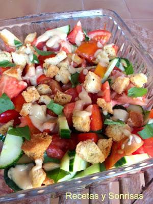 ENSALADA DE TOMATES, PEPINO Y PICATOSTES CON SALSA DE ANCHOAS Y UN TOQUE DE ALBAHACA