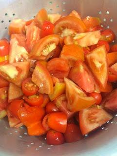 ENSALADA DE TOMATES, PEPINO Y PICATOSTES CON SALSA DE ANCHOAS Y UN TOQUE DE ALBAHACA