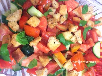 ENSALADA DE TOMATES, PEPINO Y PICATOSTES CON SALSA DE ANCHOAS Y UN TOQUE DE ALBAHACA