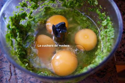 ROLLO DE RUCULA Y ESPINACAS RELLENO DE SALMON