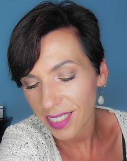 Maquillaje ocre y morado con paleta Party Queen y labial Qi Best