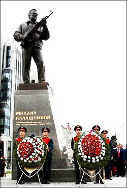 Inauguran monumento al inventor del Kalashnikov, el preferido de los yihadistas