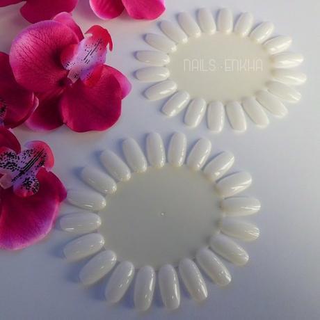 Nail wheel display board