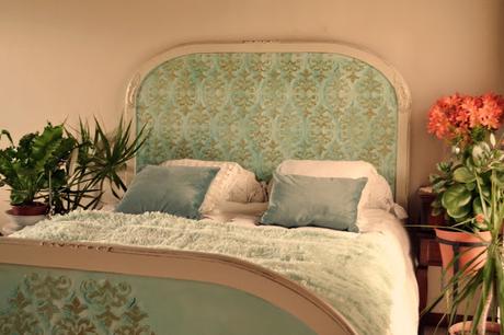 Paso a paso: cómo trabajamos sobre una cama con diseño damasquino