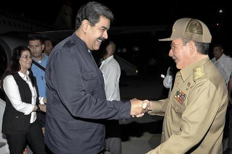 Raúl Castro “aparece” para recibir a Nicolás Maduro