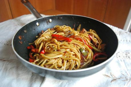 Tallarines con salsa de soja y verduras