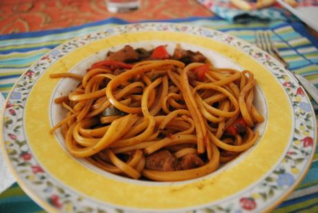 Tallarines con salsa de soja y verduras