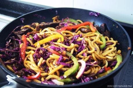 Yaki udon de ternera Yaki udon de ternera