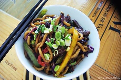 Yaki udon de ternera