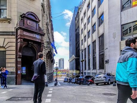 Persona en esquina Mitre y 25 de Mayo,Capital Federal,Argentina