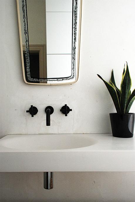 Inspiración Deco: Baños Clásicos en Blanco y Negro